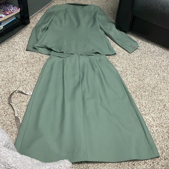 Vintage 70s polyester pleated skirt and blazer set in olive green - Picture 12 of 13